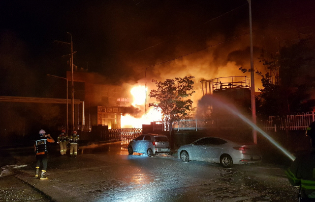 20일 새벽 울산시 울주군 온산읍 학남리 한 화학공장에서 불이 나 소방대원들이 진화 작업을 벌이고 있다. /연합뉴스=울산소방본부 제공