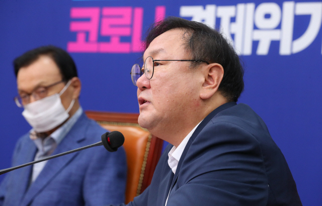 더불어민주당 김태년 원내대표가 19일 오후 서울 여의도 국회에서 열린 최고위원회의에서 발언하고 있다./연합뉴스