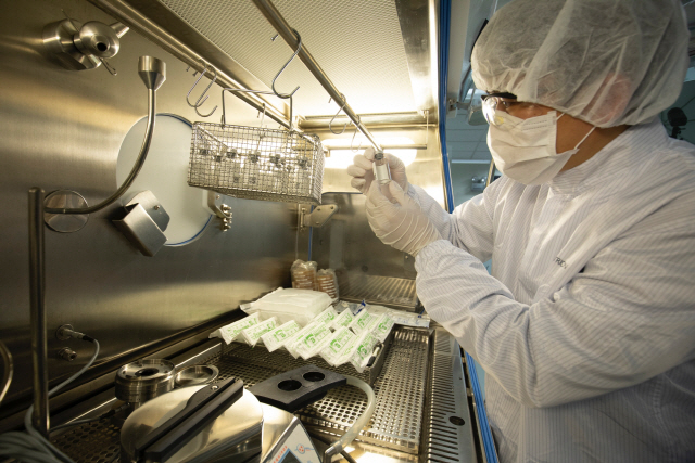 셀트리온 연구진이 코로나19 항체 치료제 개발 작업을 하고 있다./사진제공=셀트리온