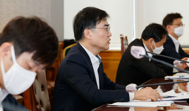 손병두(왼쪽 두번째) 금융위 부위원장이 19일 서울 은행회관에서 금융리스크 대응반 회의를 주재하고 있다. /사진제공=금융위