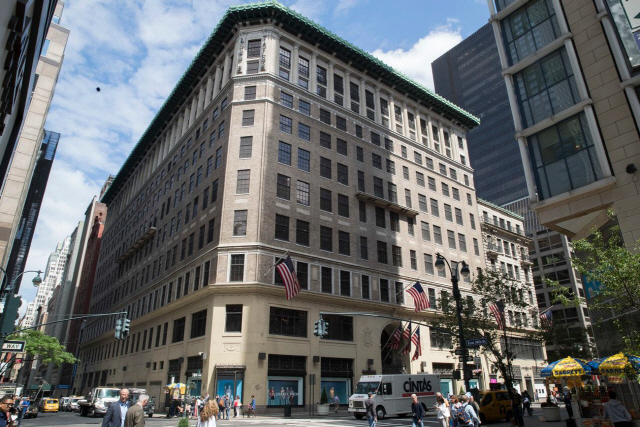 뉴욕 맨해튼에 위치한 옛 로드앤드테일러 백화점 건물. 아마존은 최근 위워크로부터 이 건물을 사들였으며, 오피스로 사용할 계획이다. /AP연합뉴스
