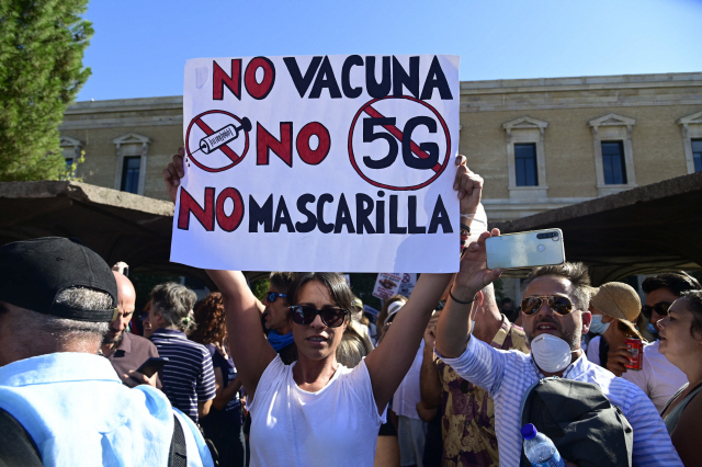 스페인 시민들이 코로나19 백신을 반대한다며 항의 시위를 하고 있다. /AFP연합뉴스.