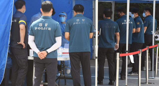 지난 15일 광복절 도심 집회에 투입됐던 경찰들이 19일 서울 중구 서울지방경찰청 기동본부에 마련된 선별진료소에서 코로나19 검사를 받고 있다./오승현기자