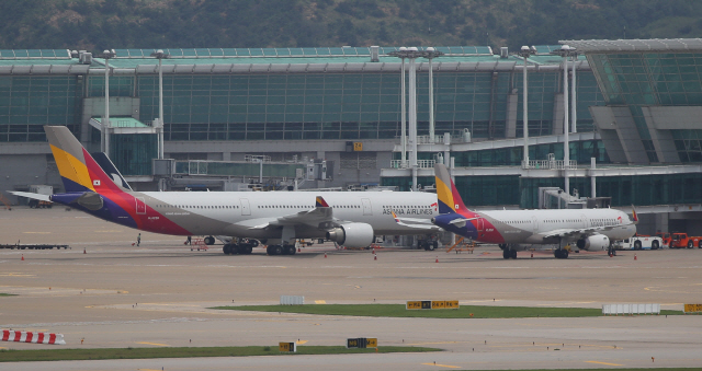 지난 11일 인천국제공항 1터미널에 아시아나항공 소속 항공기가 계류하고 있다.  /인천=연합뉴스