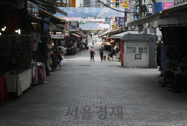 사랑제일교회를 비롯한 교회 발 코로나19 집단감염 확산세가 좀처럼 꺾이지 않고 있는 20일 서울 중구 남대문시장이 매우 한산한 모습을 보이고 있다./오승현기자 2020.08.20