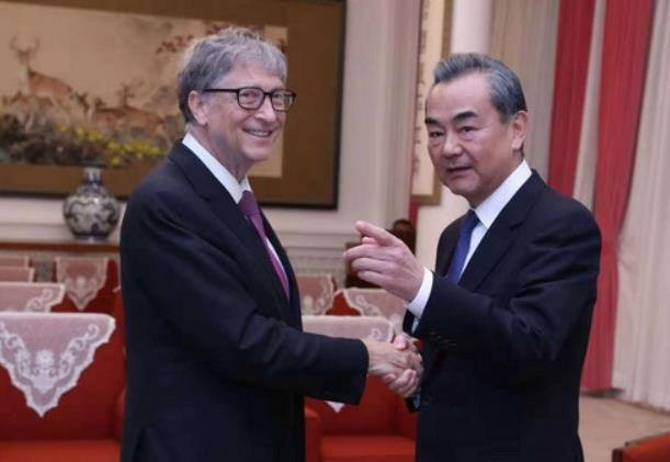 지난 2018년 중국 베이징에서 만난 빌 게이츠(왼쪽)와 왕이 중국 외교 담당 국무위원./중국 외교부 홈페이지 캡처
