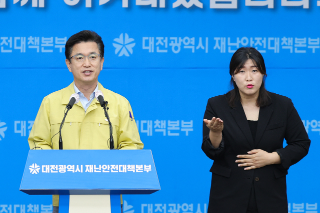 허태정(사진 왼쪽) 대전시장이 20일 8.15 집회 참가자를 대상으로 코로나 진단검사를 재촉구하고 추가 행정명령을 내리는 기자브리핑을 하고 있다. 사진제공=대전시