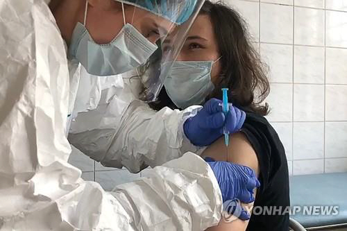 러시아가 자체 개발한 백신 1차 임상시험 접종 모습./타스연합뉴스
