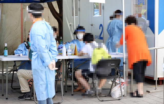 코로나19 선별진료소에서 시민들이 검사를 받고 있다./연합뉴스