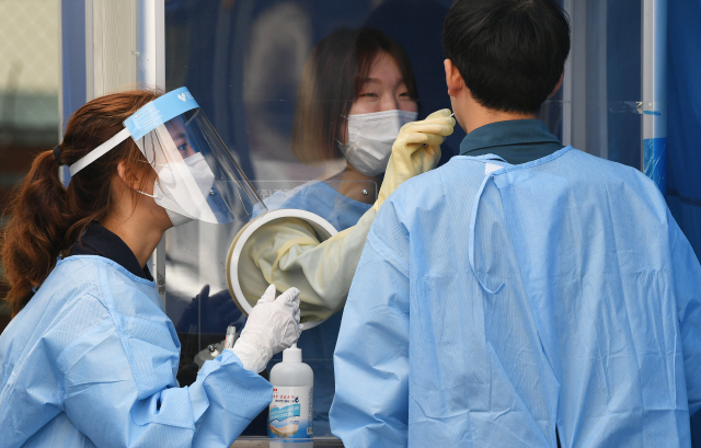 서울 중구 서울지방경찰청 기동본부에 마련된 선별진료소에서 지난 광복절 도심 집회에 투입됐던 경찰들이 코로나19 검사를 받고 있다./오승현기자