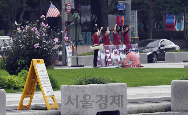 서울 전역에서 10인 이상 집회가 전면 금지된 21일 오전 서울 종로구 광화문광장에서 소수의 인원이 집회를 하고 있다. 서울시는 이날 0시부터 오는 30일 24시까지 정부의 사회적 거리두기 3단계에 준하는 행정력을 가동했으며 위반 시 경찰에 고발할 방침이다./오승현기자 2020.08.21