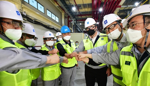 한국GM노사는 20일 창원 사업장을 방문해서 투자 상황을 종합 점검했다. 사진은 한국지엠 노사 일행(사진 오른쪽부터 한국지엠 카허 카젬 사장, 김선홍 창원사업본부장, 금속노조 한국지엠지부 김성갑 지부장)이 도장공장 공사 현장을 방문해 현장 안전과 공사 진척 상황을 살피는 모습./연합뉴스