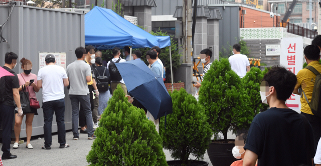 코로나19 신규 확진자가 300명대로 급증한 21일 오전 서울 종로구보건소에 마련된 컨테이너형 워킹스루 선별진료소에서 시민들이 코로나19 검사를 받고 있다. 이날 신규 확진자 324명은 지난 3월 8일 이후 166일 만에 첫 300명대 기록이자 가장 많은 수치다./오승현기자 2020.08.21