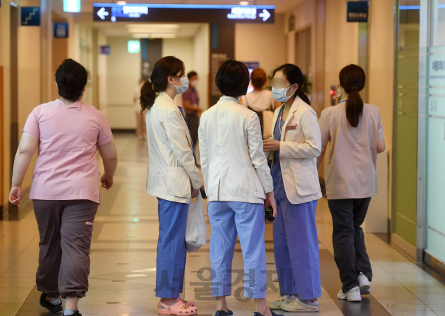 정부의 의료정책에 반대하는 인턴, 레지던트 등 전공의들이 순차적으로 파업에 돌입한 21일 서울의 한 대형병원에서 의사들이 분주한 모습을 보이고 있다./권욱기자 2020.8.21