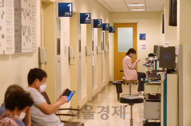 정부의 의료정책에 반대하는 인턴, 레지던트 등 전공의들이 순차적으로 파업에 돌입한 21일 서울의 한 대형병원 진료실이 한적한 모습을 보이고 있다./권욱기자 2020.8.21