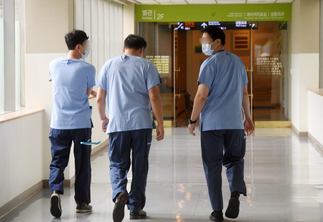 21일 서울의 한 대형병원에서 의사들이 걸어가고 있다./권욱기자