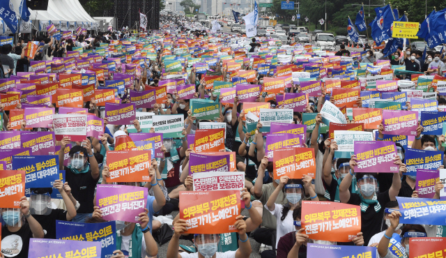 지난 14일 대한의사협회 주도로 전국 의사들이 총파업을 강행한 가운데 이날 여의도공원 앞에서 파업에 동참한 개원의, 전공의 등이 정부의 의대 정원 확대, 공공 의대 신설, 첩약 급여화, 원격 의료 도입 등에 반대하는 ‘4대악 의료정책 저지를 위한 전국의사총파업 궐기대회’를 하고 있다./오승현기자