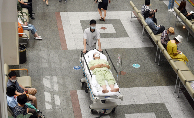 정부의 의료정책에 반대하는 인턴, 레지던트 등 전공의들이 순차적으로 파업에 돌입한 21일 서울의 한 대형병원에서 의사들이 분주한 모습을 보이고 있다. /권욱기자