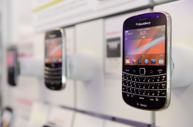 (FILES) In this file photo a Blackberry Bold 9900 4G smartphone sits on display for sale at T-Mobile store o/AFP연합뉴스