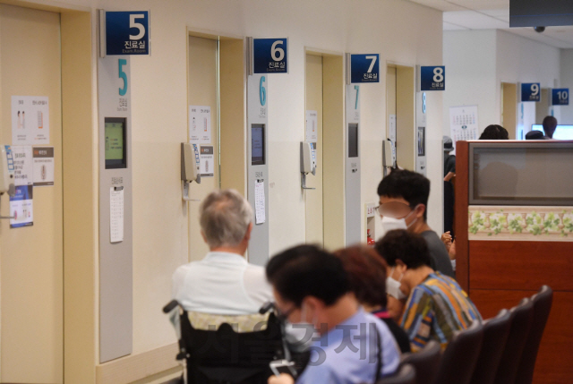정부의 의료정책에 반대하는 인턴, 레지던트 등 전공의들이 순차적으로 파업에 돌입한 21일 서울의 한 대형병원 진료실이 한적한 모습을 보이고 있다./권욱기자 2020.8.21