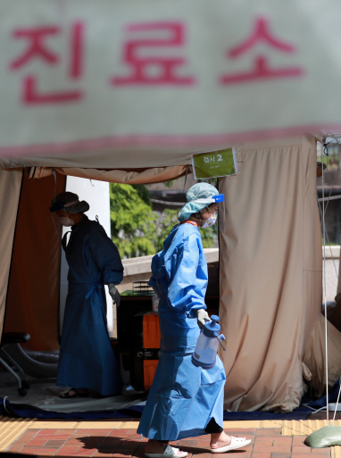 20일 오후 부산 사상구보건소 선별진료소에서 보건소 의료진이 분주히 움직이고 있다./연합뉴스