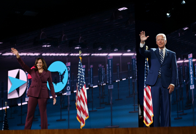 오는 11월 대선에서 미국 민주당 대통령 후보로 공식 선출된 조 바이든(오른쪽) 전 부통령과 부통령 후보로 지명된 카멀라 해리스 상원의원이 수락연설 현장을 찾아 지지자들에게 손을 흔들고 있다.   /로이터연합뉴스