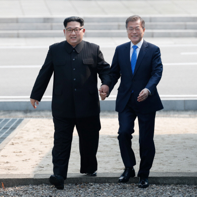 2018년 4월 27일 판문점에서 열린 남북정상회담에서 문재인 대통령과 김정은 북한 국무위원장이 함께 군사분계선을 넘어오고 있다.     /서울경제 DB