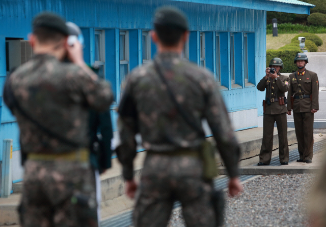 판문점 군사분계선을 사이에 두고 경비를 서고 있는 남북 군인들.     /서울경제 DB