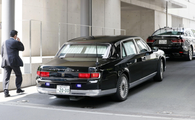 아베 신조 일본 총리가 탄 차량이 17일 오전10시30분께 도쿄 게이오대병원으로 들어가고 있다./교도연합뉴스