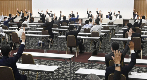 일본 야당인 국민민주당이 19일 도쿄 시내 호텔에서 의원 총회를 열어 당을 해산한 뒤 제1야당인 입헌민주당과의 신당을 만들기로 하는 안건을 거수표결하고 있다./연합뉴스