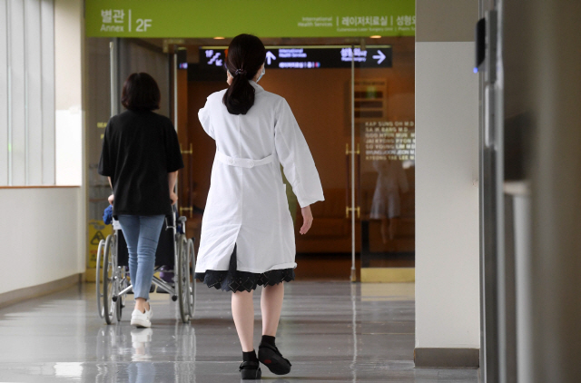 21일 서울의 한 대형병원에서 의사들이 분주한 모습을 보이고 있다./권욱기자