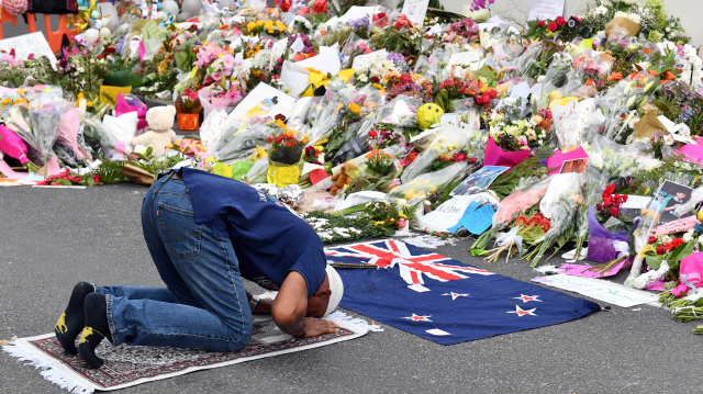 지난 2019년 3월 뉴질랜드 크라이스트처치의 모스크에서 열린 임시 추모식에서 한 무슬림 예배자가 총격사건의 희생자들을 추모하고 있다./EPA연합뉴스