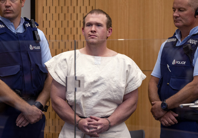 지난 2019년 3월 뉴질랜드 크라이스트처치의 모스크 총기를 이용해 테러를 벌인 혐의로 기소된 극우 백인 우월주의자 브랜턴 태런트가 법정에 들어서고 있다. 이 사건으로 인해 총 51명이 사망했다. /AP연합뉴스