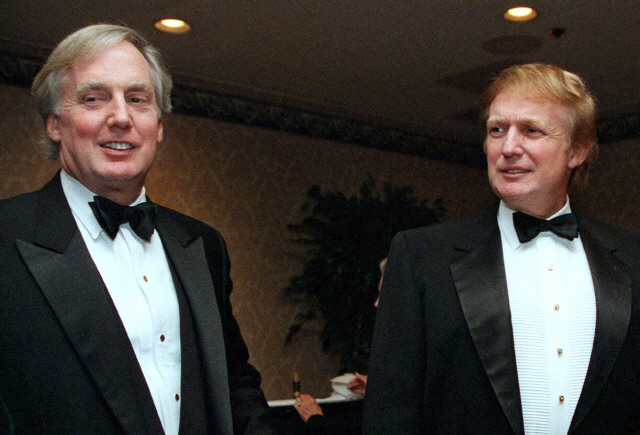 지난 1999년 도널드 트럼프(오른쪽) 대통령과 로버트 트럼프가 뉴욕의 한 행사장에 자리를 함께 하고 있는 모습. 트럼프는 동생을 최고의 친구였다고 표현했다. /연합뉴스