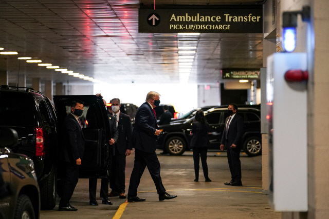 도널드 트럼프 미국 대통령이 14일(현지시간) 동생 로버트를 병문안하기 위해 뉴욕시에 있는 프레스비테리안 병원에 도착하고 있다./연합뉴스