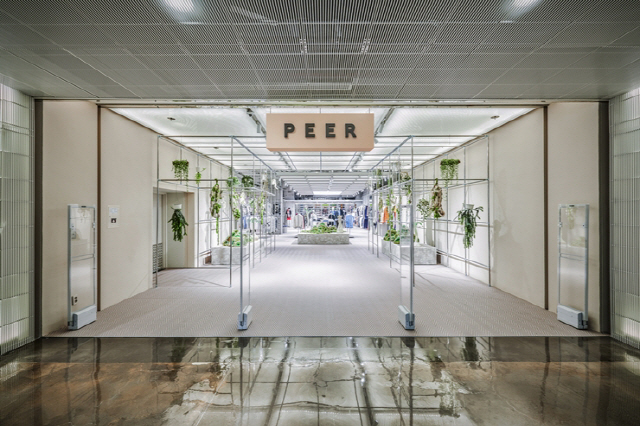 현대백화점 신촌점에 오는 28일 리뉴얼 오픈하는 패션 편집숍 ‘피어(PEER)’ 매장. /사진제공=현대백화점