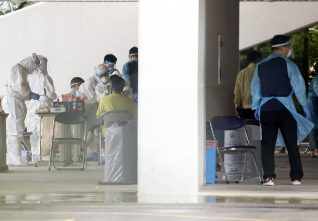22일 오후 신종 코로나바이러스 감염증(코로나19) 확진자가 발생한 서울 중랑구 동원중학교에 설치된 임시선별진료소에서 한 학생이 검사를 받고 있다. /연합뉴스