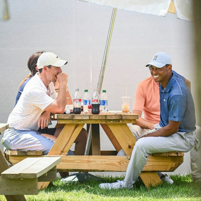경기 후 야외 테이블에서 함께 점심을 먹는 로리 매킬로이(왼쪽)와 타이거 우즈. /출처=PGA 투어 인스타그램