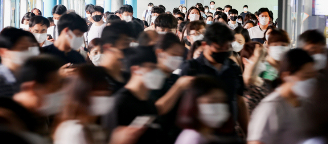 신종 코로나바이러스 감염증(코로나19)이 수도권을 중심으로 재확산되고 있는 지난 18일 서울 구로구 지하철 1·2호선 신도림역에서 시민들이 마스크를 쓴 채 걸어가고 있다. /연합뉴스