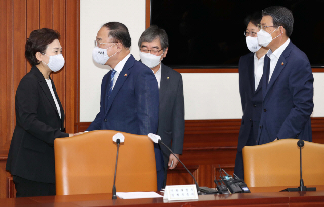 '난수표' 부동산 규제 만들어 놓고…어쩌다 전화되면 “회의중” 분통