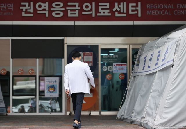 서울 성동구 한양대병원 ‘서울 동남권역 응급의료센터’ 앞에서 한 의료진이 센터 안으로 들어가고 있다. /연합뉴스