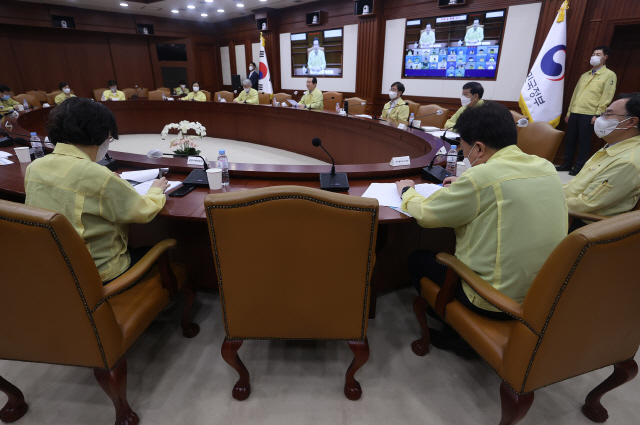 “수도권 또는 전국 ‘거리두기 3단계’ 격상 깊은 논의…상황 엄중”