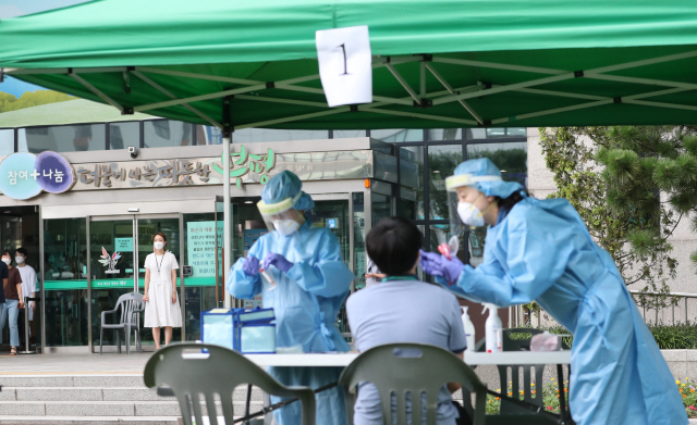 지난 22일 오후 인천시 부평구 부평구청 앞에 설치된 선별진료소에서 구청 공무원들이 신종 코로나바이러스 감염증(코로나19) 검사를 받고 있다. /연합뉴스