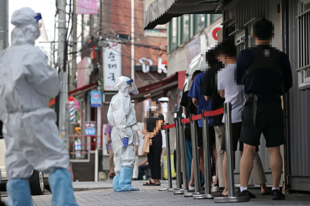 신종코로나바이러스 감염증(코로나19) 신규 확진자 수가 397명을 기록한 23일 오전 서울지역 한 선별진료소에서 시민들이 검사를 받기 위해 줄을 서고 있다. /연합뉴스