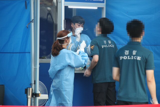 지난 15일 광화문 집회 당시 근무했던 경찰들이 서울 중구 신당동 서울지방결찰청 기동본부에 마련된 선별진료소에서  검사를 받고 있다./연합뉴스