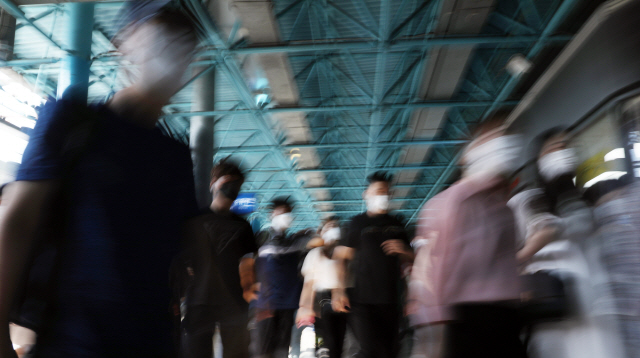 24일 지하철 신도림역에서 시민들이 마스크를 쓰고 이동하고 있다. 서울시는 이날 서울 전역 실내외 마스크 의무착용 행정명령을 내렸다./연합뉴스