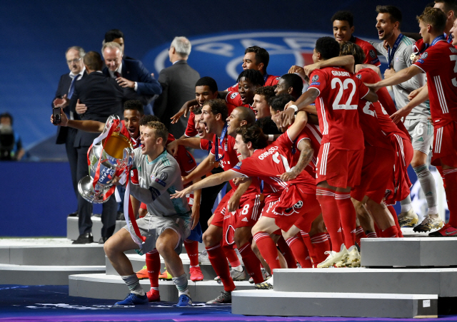 바이에른 뮌헨 주장 마누엘 노이어(왼쪽)가 24일 UEFA 챔피언스리그 시상식에서 선수단 맨 앞에 자리 잡아 트로피를 들어 올리고 있다. /리스본=로이터연합뉴스