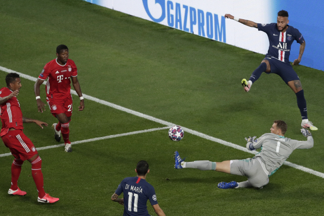 바이에른 뮌헨 골키퍼 마누엘 노이어(1번)가 24일 UEFA 챔피언스리그 결승에서 파리 생제르맹 네이마르(오른쪽 위)의 결정적인 패스를 다리로 막아내고 있다. /리스본=AP연합뉴스