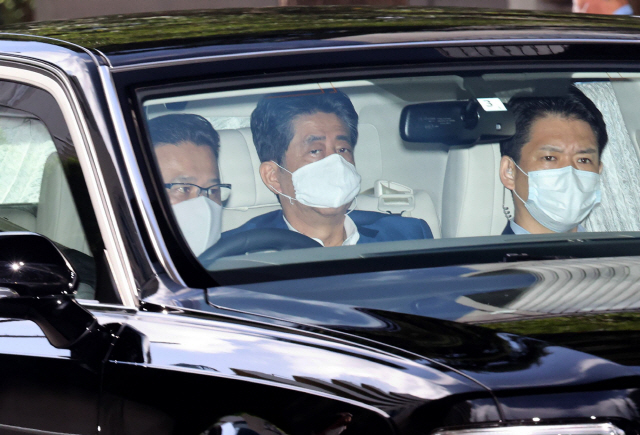 24일 아베 신조 일본 총리가 도쿄의 병원에 도착한 모습./AFP연합뉴스