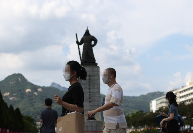 23일 오후 서울 광화문사거리에서 시민들이 마스크를 쓰고 횡단보도를 건너고 있다./사진=연합뉴스